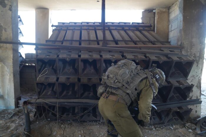 Militares israelenses lançadores foguetes mesquita Gaza