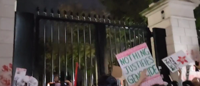 Manifestantes pró-palestinos tentam escalar portão da Casa Branca