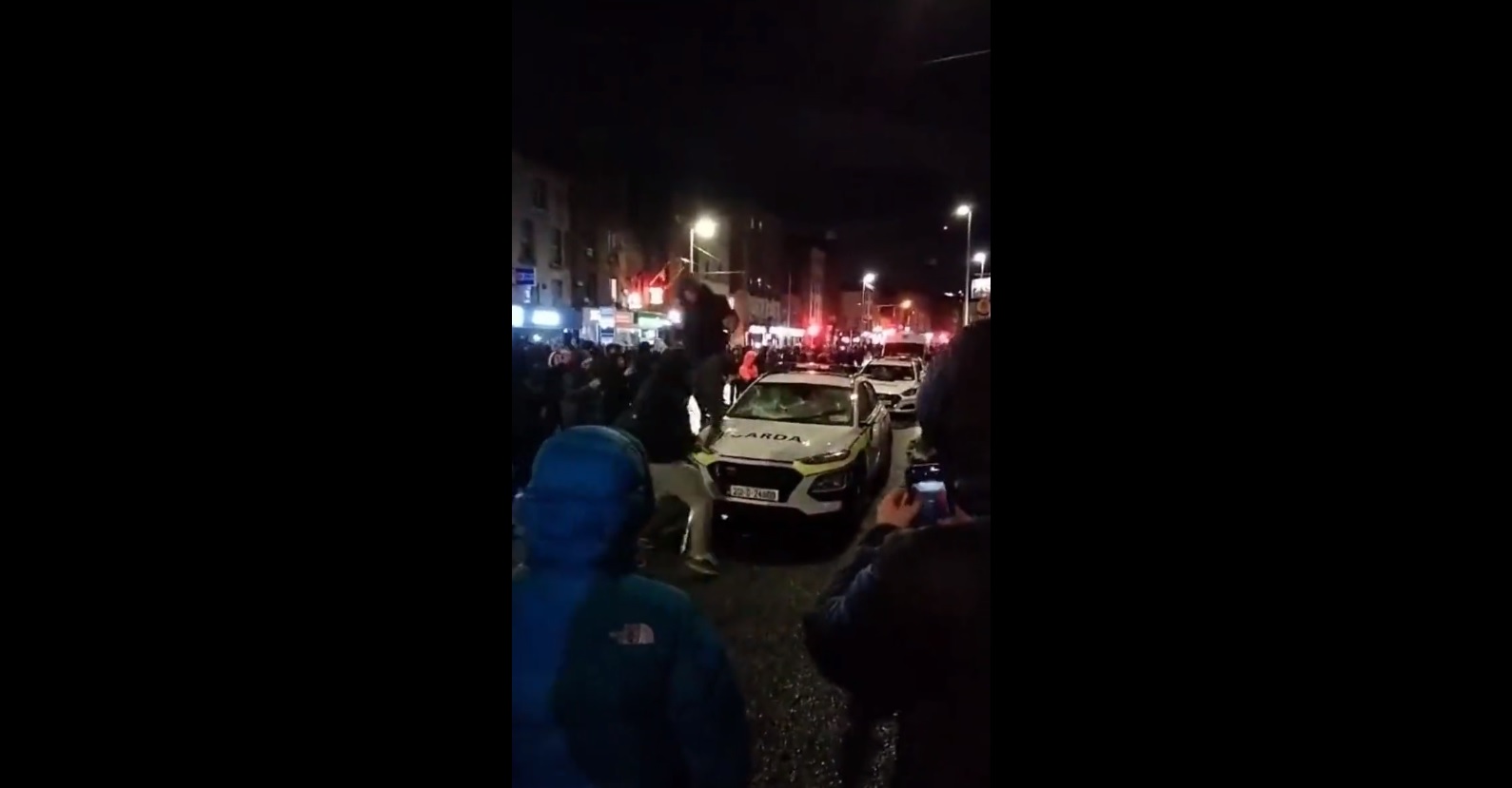 Protestos violentos Dublin crianças esfaqueadas