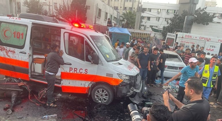 bombardeio-israelense-atinge-ambulancias-em-gaza-03112023123349794