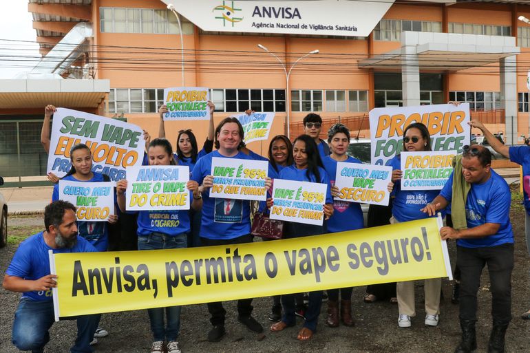 Brasília, DF 01/12/2023 Manifestantes protestam em frente a sede da Anvisa pedindo a regulamentação do cigarro eletrônico. A diretoria da agência estava reunida para debater o assunto. Foto: Fabio Rodrigues-Pozzebom/ Agência Brasil