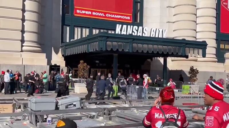 EUA: Tiroteio após desfile do Chiefs no Super Bowl em Kansas City; assista