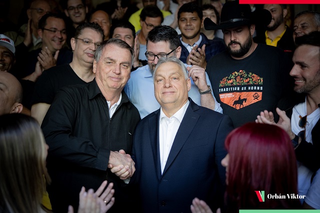 Nesta quinta-feira (8), o primeiro-ministro da Hungria, Viktor Orbán, manifestou seu apoio ao ex-presidente brasileiro, Jair Bolsonaro, em uma publicação no X, antigo Twitter. Orbán compartilhou uma foto ao lado de Bolsonaro e o encorajou a prosseguir na luta. "Um patriota honesto. Continue lutando, senhor presidente", escreveu Orbán. O deputado federal (PL) Nikolas Ferreira comentou a publicação de Orbán, agradecendo o apoio ao presidente brasileiro. Bolsonaro foi um dos alvos da Operação Tempus Veritatis, realizada pela Polícia Federal nesta manhã de quinta-feira. Ele foi obrigado a entregar seu passaporte às autoridades. Além disso, seu ex-assessor, Filipe Martins, foi preso durante a operação. Durante seu mandato, Bolsonaro estabeleceu uma relação próxima com Orbán, conhecido por governar a Hungria desde 2010. O primeiro-ministro húngaro e o ex-presidente brasileiro se encontraram pessoalmente no ano passado, durante a posse do presidente argentino Javier Milei, em dezembro. Na ocasião, ambos trocaram elogios e conversaram de forma amistosa.  A Operação Tempus Veritatis, nomeada assim em latim, busca evidências para confirmar a tese de que Bolsonaro teria planejado um golpe de Estado frustrado após as eleições presidenciais de 2022. A investigação parte do pressuposto de que Bolsonaro e seus aliados trabalharam para disseminar a ideia de fraude eleitoral e que o Exército estaria pronto para intervir. Para os oposicionistas, as ações da PF e as prisões de auxiliares militares indicam uma resposta imediata às declarações recentes e aos gestos dos investigados. O líder da oposição no Senado, Rogério Marinho, criticou a atuação do ministro Alexandre de Moraes do STF, afirmando que ele estaria se colocando como vítima, o que o impediria de julgar o caso.