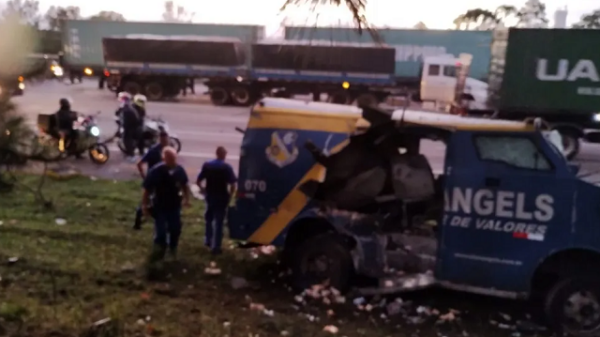 Vídeo mostra carro-forte sendo explodido na Rodovia dos Imigrantes