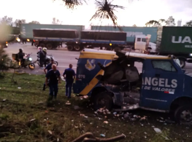 Vídeo mostra carro-forte sendo explodido na Rodovia dos Imigrantes