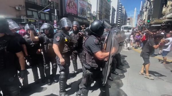 Manifestantes e polícia entram em confronto em protesto na Argentina