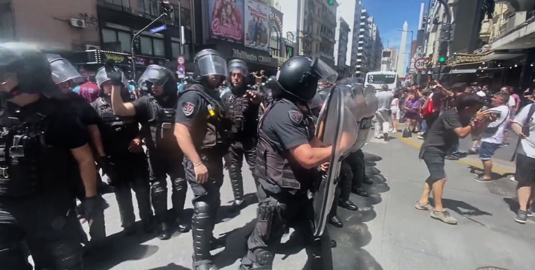 Manifestantes e polícia entram em confronto em protesto na Argentina