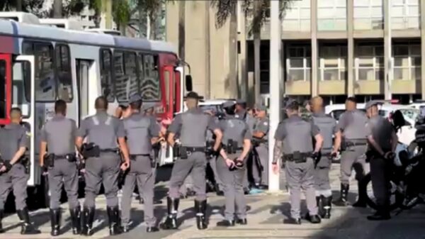 Homem sequestra ônibus em Santo André e pede para falar com o prefeito