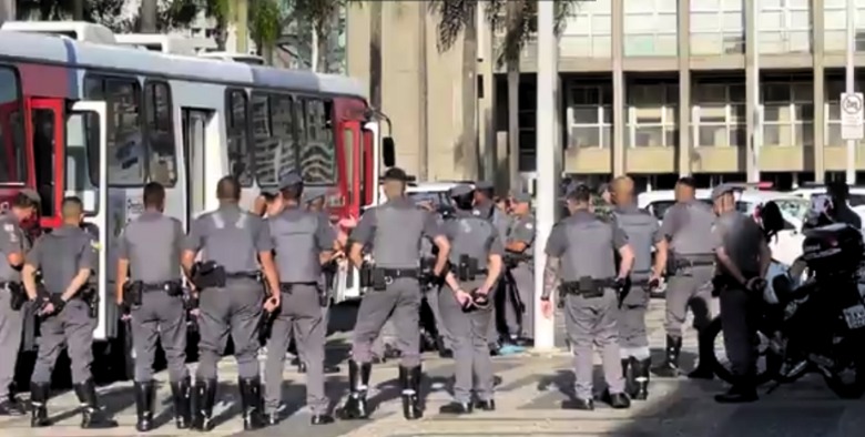 Homem sequestra ônibus em Santo André e pede para falar com o prefeito