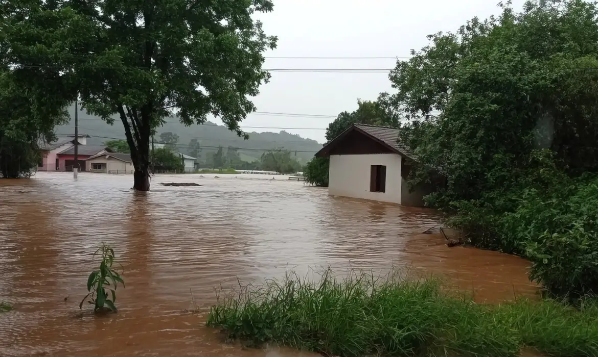 Rio Grande do Sul Santa Catarina alerta temporais