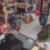 Homem cueca cabeça assalta supermercado