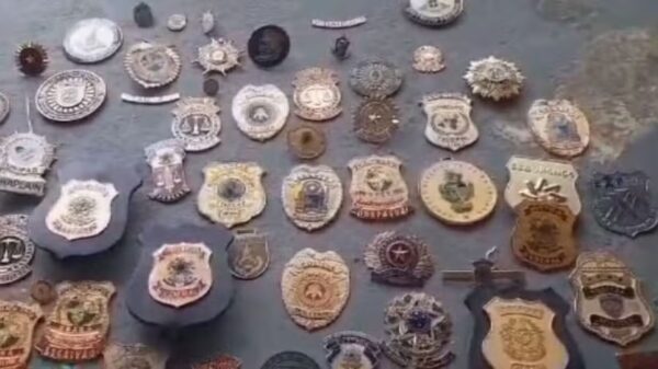 Polícia fábrica Rio de Janeiro distintivos falsos