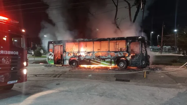 Carros ônibus incendiados Vila Belmiro Santos