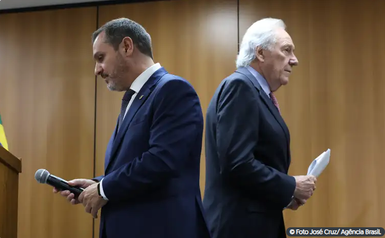 Ministro da Justiça, Ricardo Lewandowski e o diretor Geral da PF, Andrei Passos,