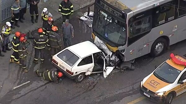 Acidente com carro e ônibus deixa 3 mortos e ao menos 2 feridos na Zona Leste de São Paulo