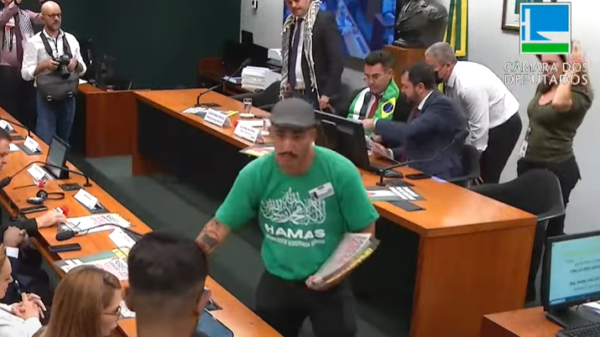Homem com camisa do Hamas distribui panfletos em sessão na Câmara; assista