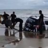 Viatura da PM é engolida pelo mar em praia no Ceará