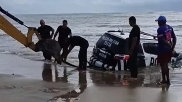 Viatura da PM é engolida pelo mar em praia no Ceará