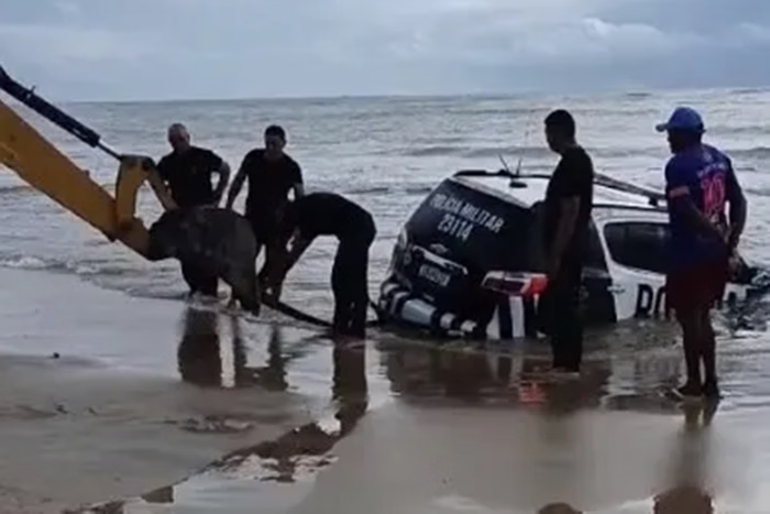 Viatura da PM é engolida pelo mar em praia no Ceará