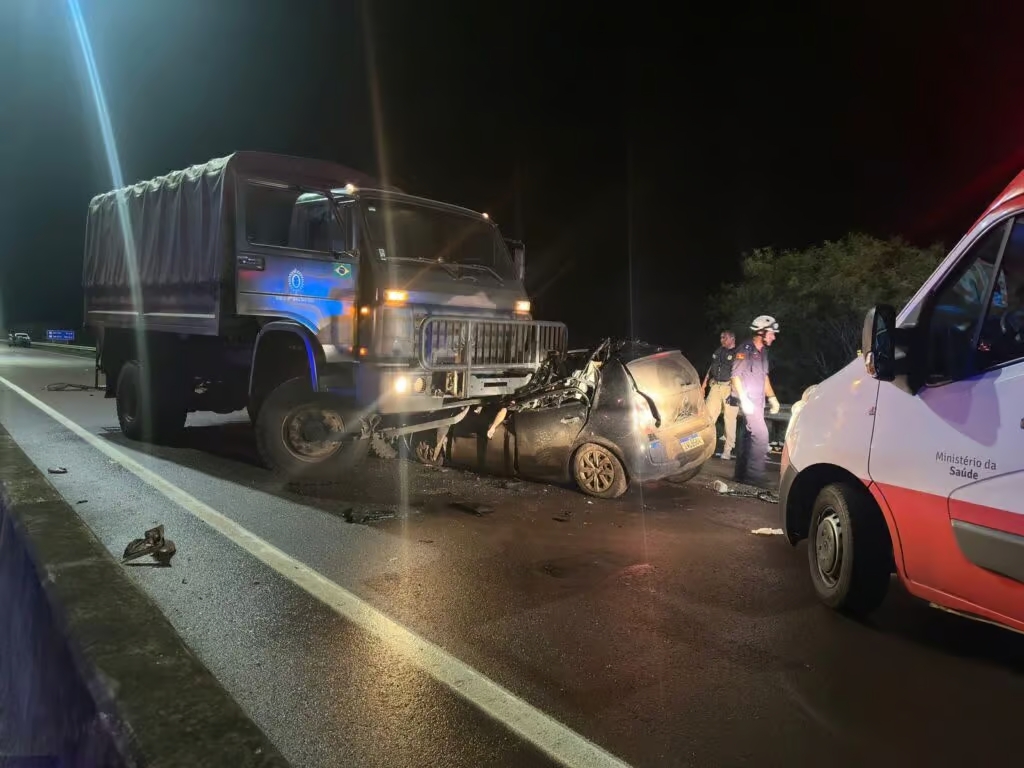RS: Acidente entre caminhão do Exército, que estava na contramão, e carro deixa 3 mortos em Porto Alegre