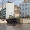 Guaíba recua e Porto Alegre abre comporta para escoar água do Centro Histórico
