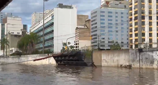Guaíba recua e Porto Alegre abre comporta para escoar água do Centro Histórico