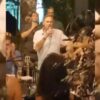 BARROSO cantando