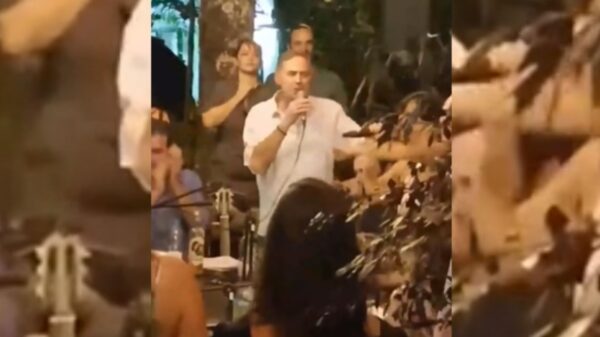 BARROSO cantando