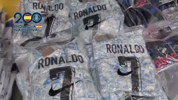 Polícia confisca 11 toneladas de camisetas de futebol falsificadas