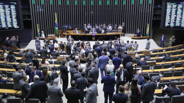 Em derrota para Lula, Congresso mantém veto de Bolsonaro a lei que criminaliza “fake news”