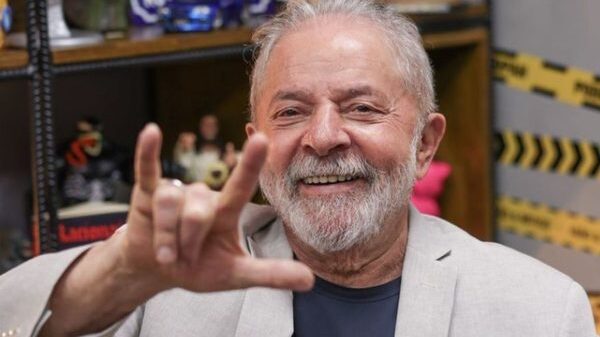 TSE multa parlamentares, jornalistas e músico por posts que associaram Lula ao satanismo