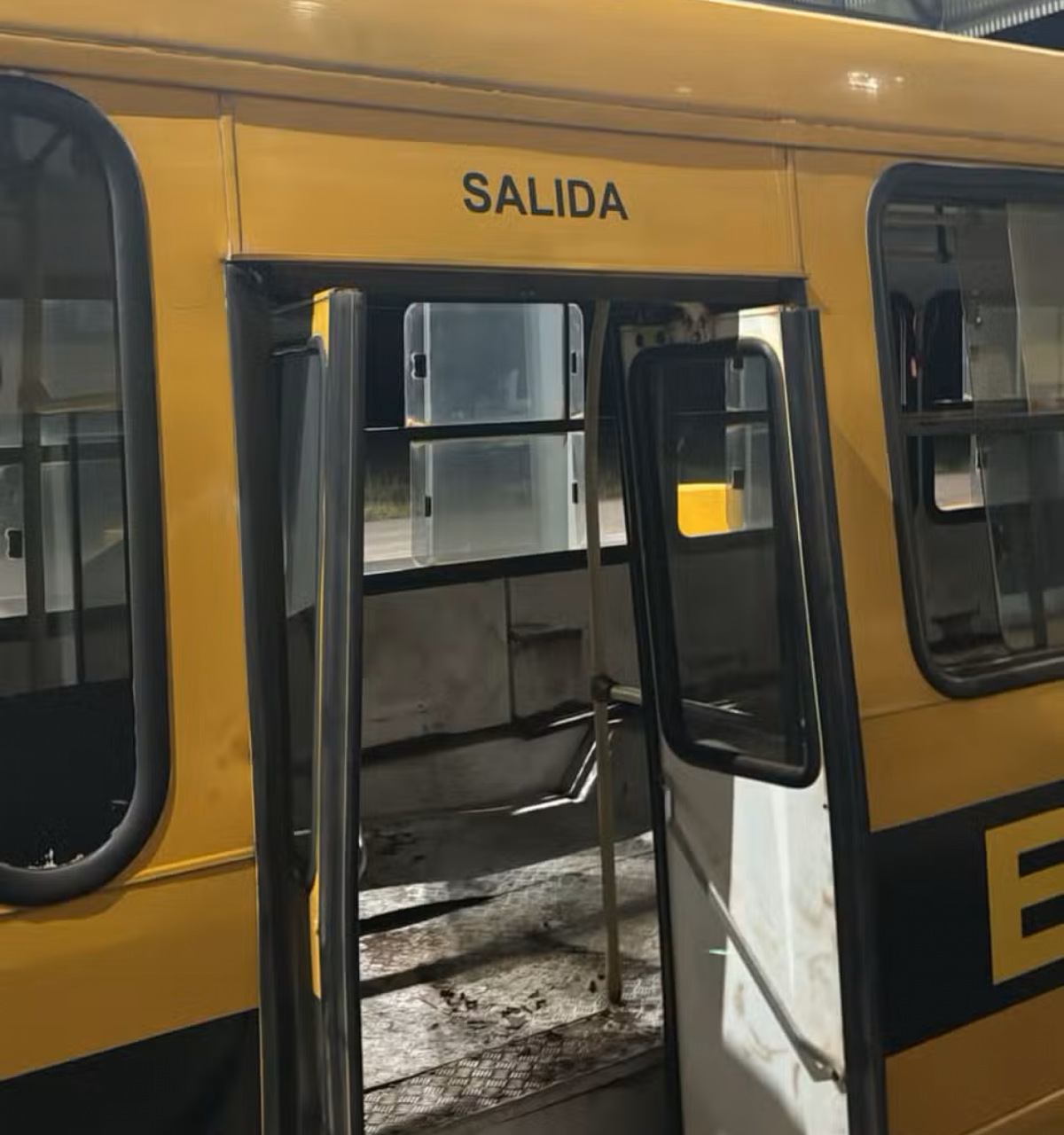 PRF encontram barras de maconha sob assoalho de falso ônibus escolar