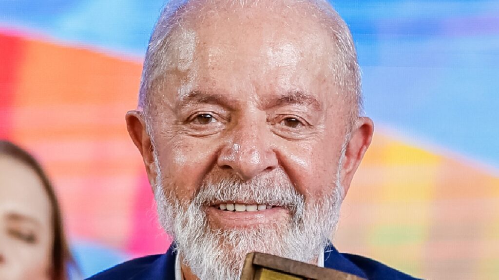 'Grevistas têm que entender que estamos apenas há 1 ano e 6 meses no governo', afirma Lula