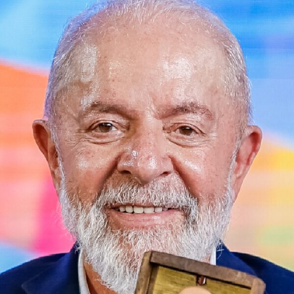 'Grevistas têm que entender que estamos apenas há 1 ano e 6 meses no governo', afirma Lula