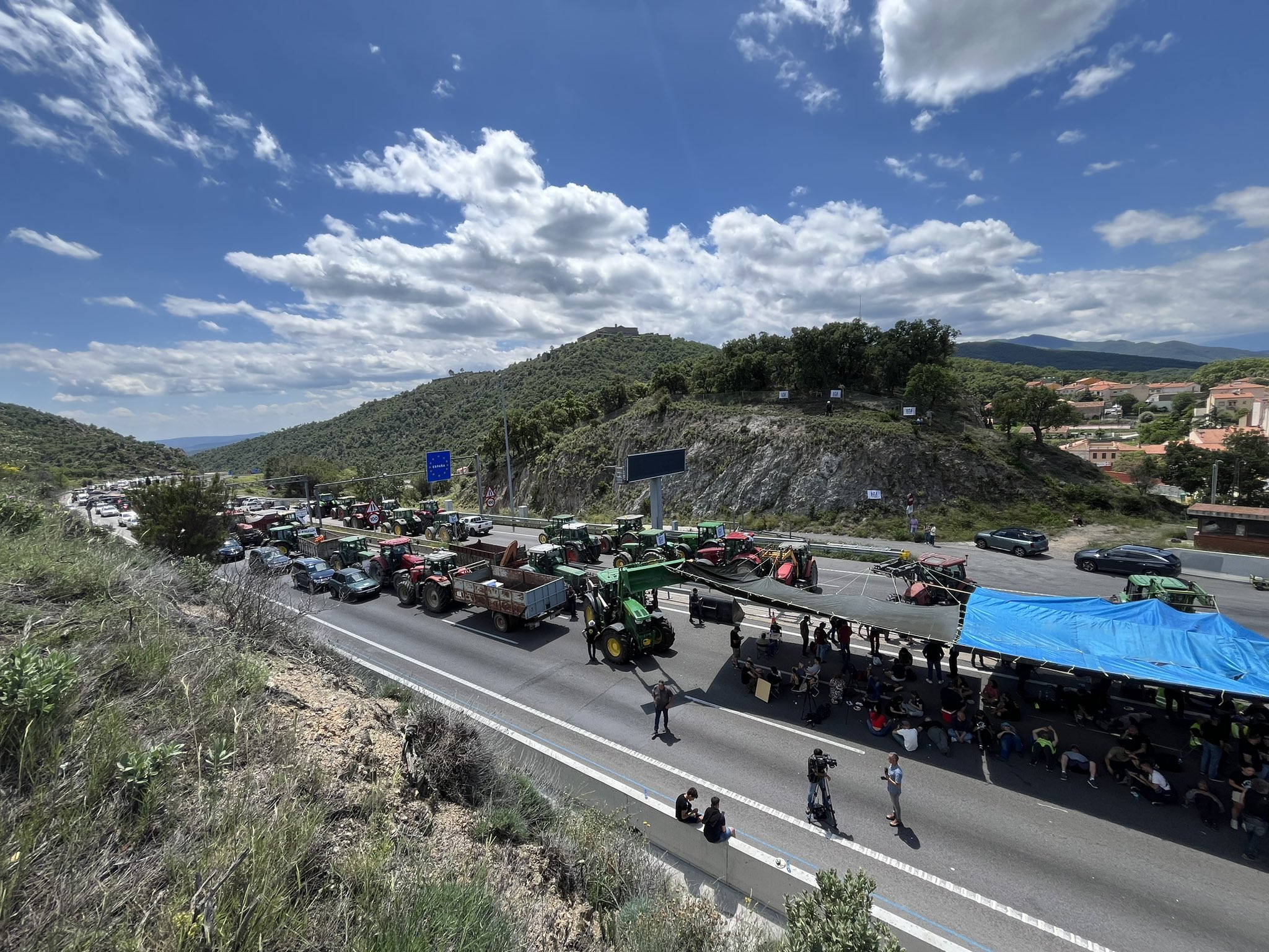 Agricultores bloqueiam estradas na fronteira entre Espanha e França contra “competição injusta”