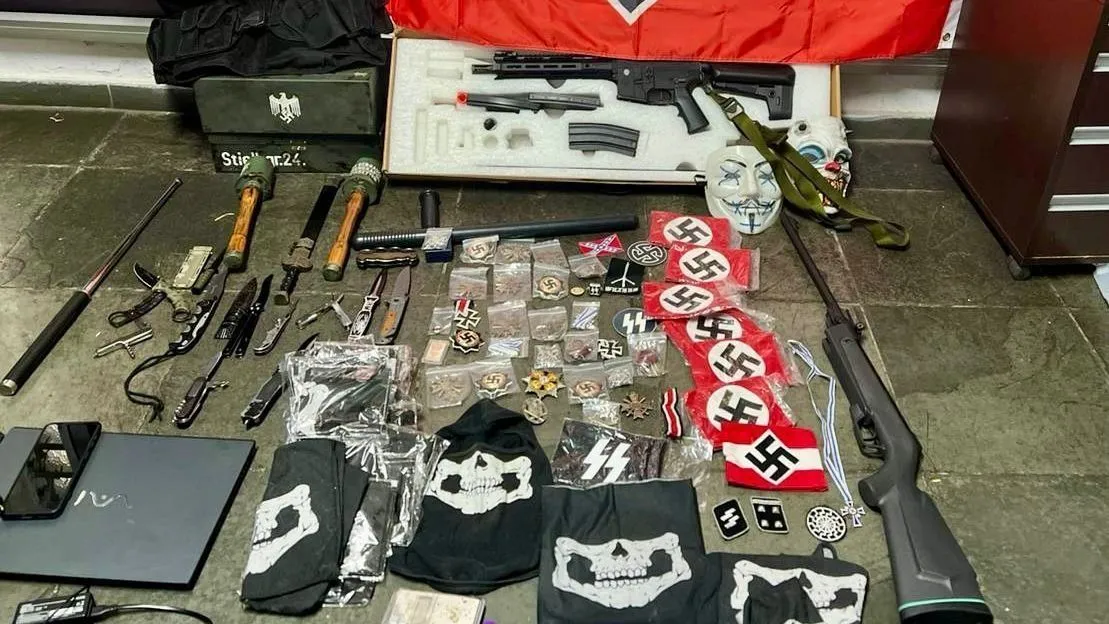 Homem de 19 anos é preso com mais de 100 símbolos nazistas no centro de SP