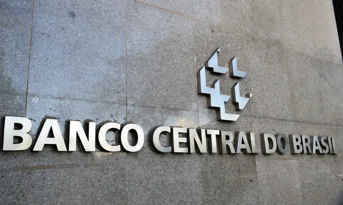 Relator entrega parecer da PEC que dá autonomia orçamentária e financeira ao Banco Central