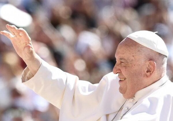 Não há problema em fazer piadas sobre Deus, afirma Papa Francisco