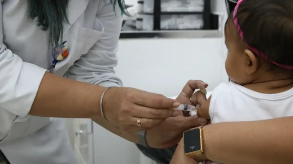 Projeto que exclui vacina contra a Covid-19 do calendário infantil avança na Câmara