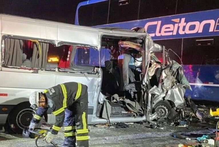 Acidente entre ônibus e van com torcedores do Corinthians deixa 3 mortos