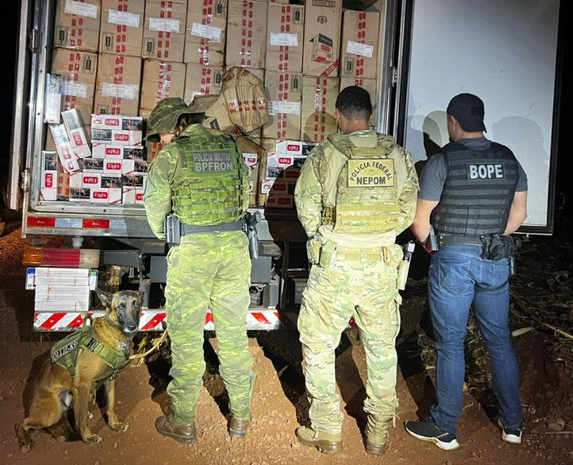 PF, BPFRON e BOPE/PMPR apreendem caminhão carregado com 300 caixas de cigarros contrabandeados