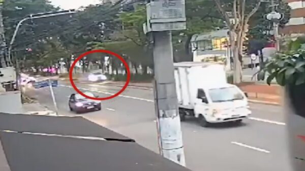 Motorista tem mal súbito, sobe em canteiro de avenida, atropela duas mulheres e mata uma delas na Zona Sul de São Paulo