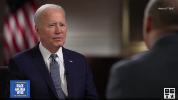 Biden esquece nome de seu próprio secretário de Defesa e o chama de 'cara negro'
