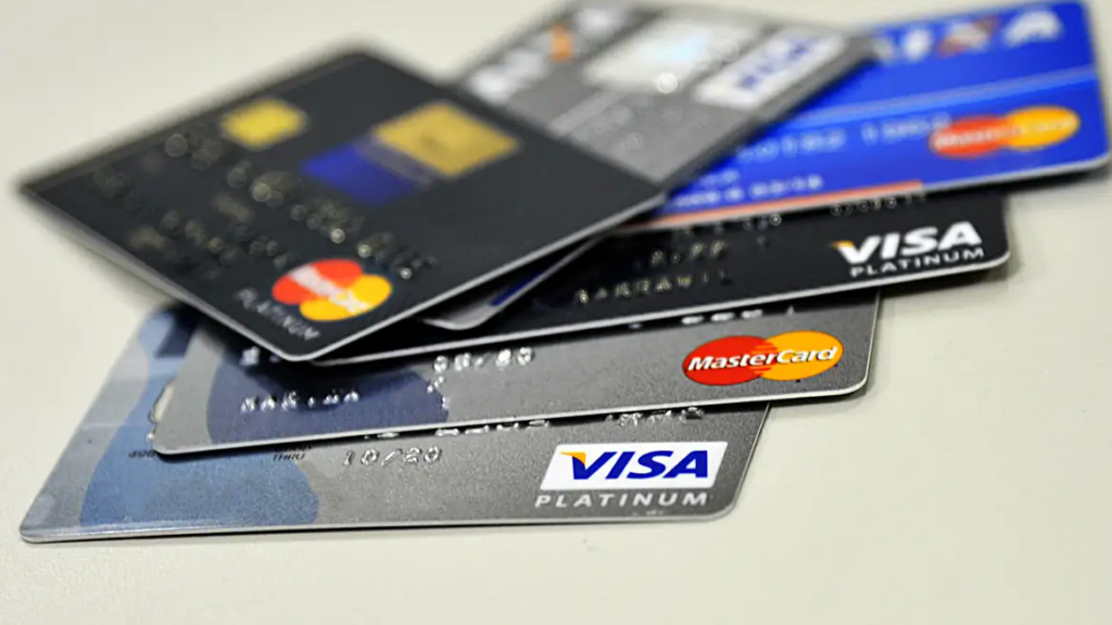 Juros do rotativo do cartão de crédito disparam para 429,5% ao ano - Gazeta  Brasil