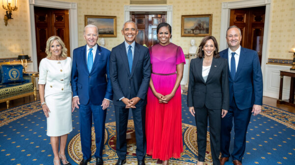 Barack e Michelle Obama declaram apoio à candidatura presidencial de Kamala Harris: 'Será uma presidente fantástica'