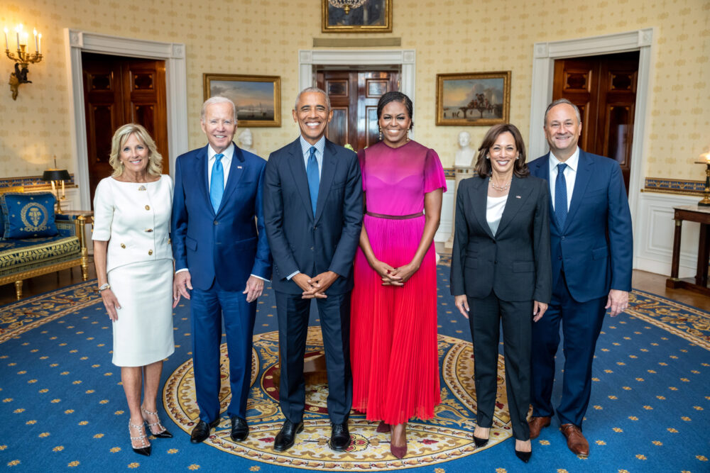 Barack e Michelle Obama declaram apoio à candidatura presidencial de Kamala Harris: 'Será uma presidente fantástica'