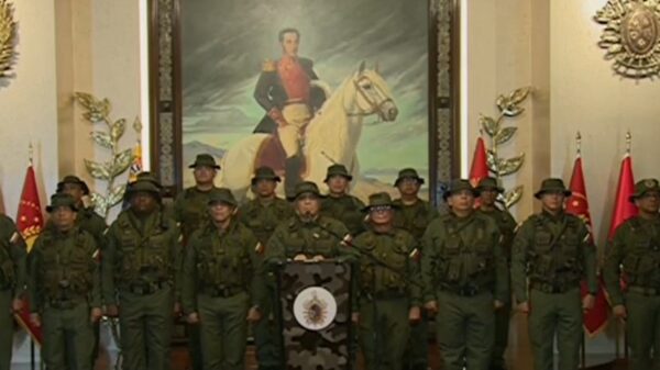 Forças Armadas da Venezuela expressam "lealdade absoluta e apoio incondicional" a Maduro