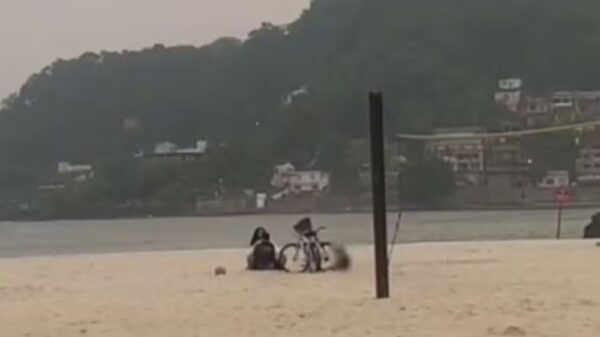 Casal é flagrado fazendo sexo ao lado de criança em praia do litoral de SP