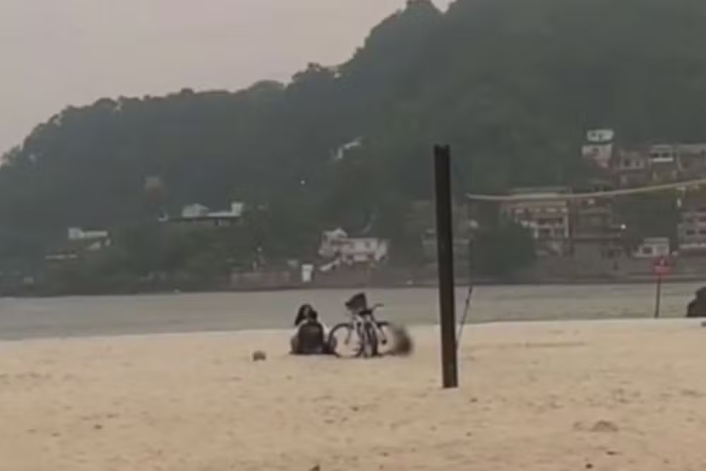 Casal é flagrado fazendo sexo ao lado de criança em praia do litoral de SP