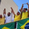 Em ato no Rio, Bolsonaro diz que Ramagem "já começa a pagar um preço alto pela sua ousadia"
